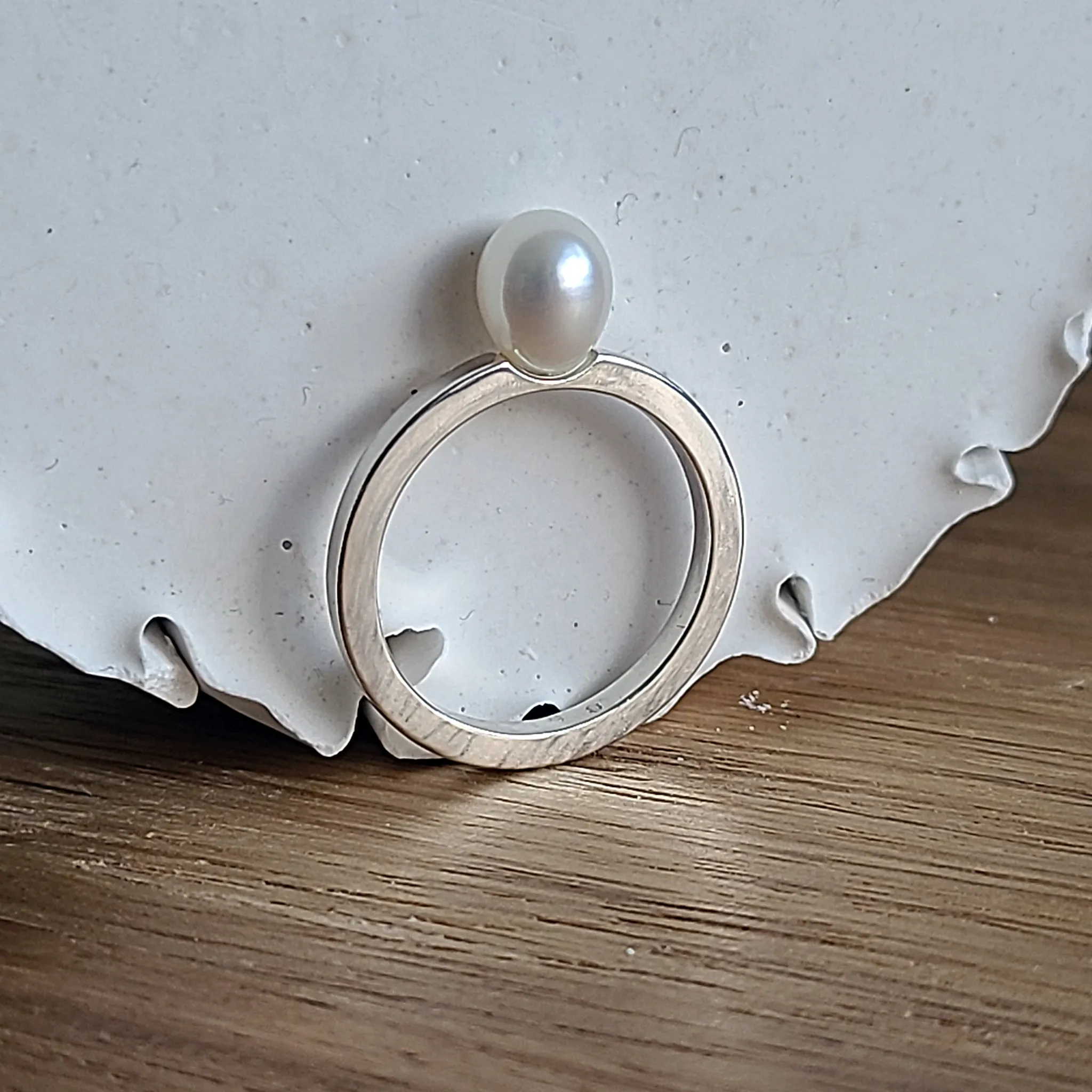 OVAL PEARL MODERN Ring